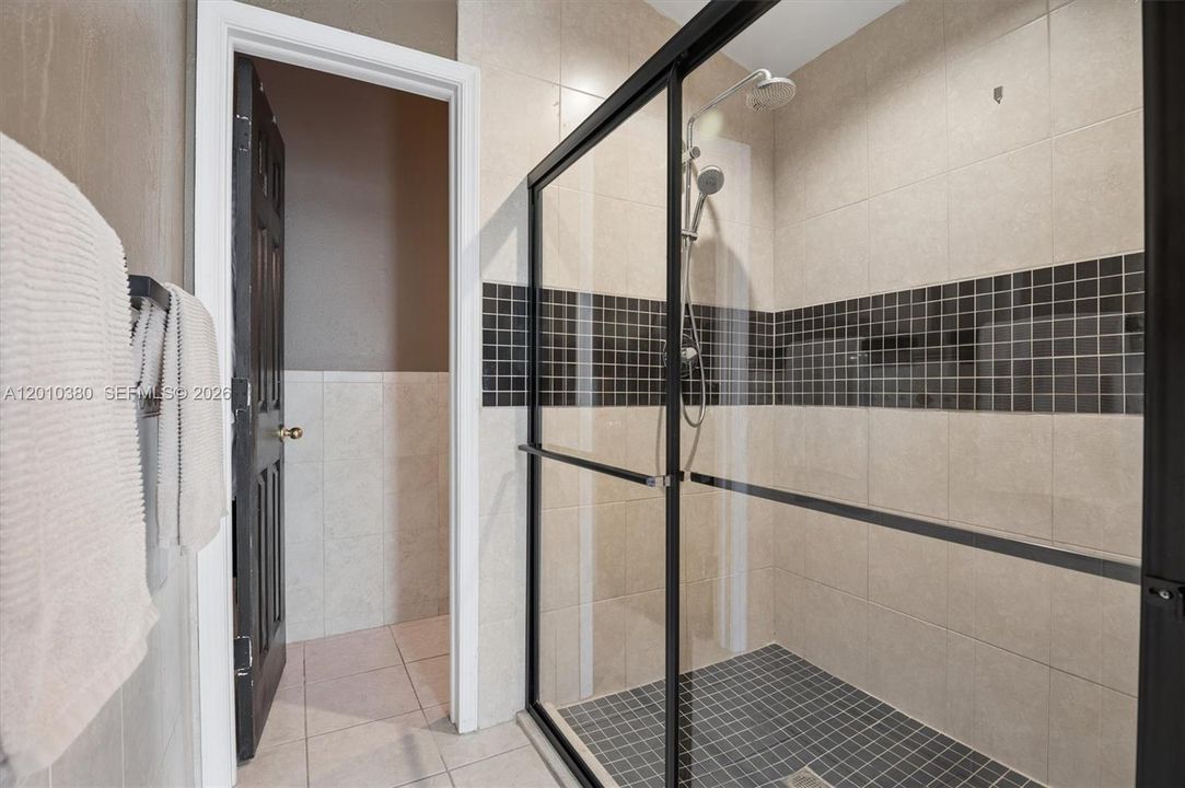 Activo con contrato: $875,000 (4 camas, 2 baños, 2154 Pies cuadrados)