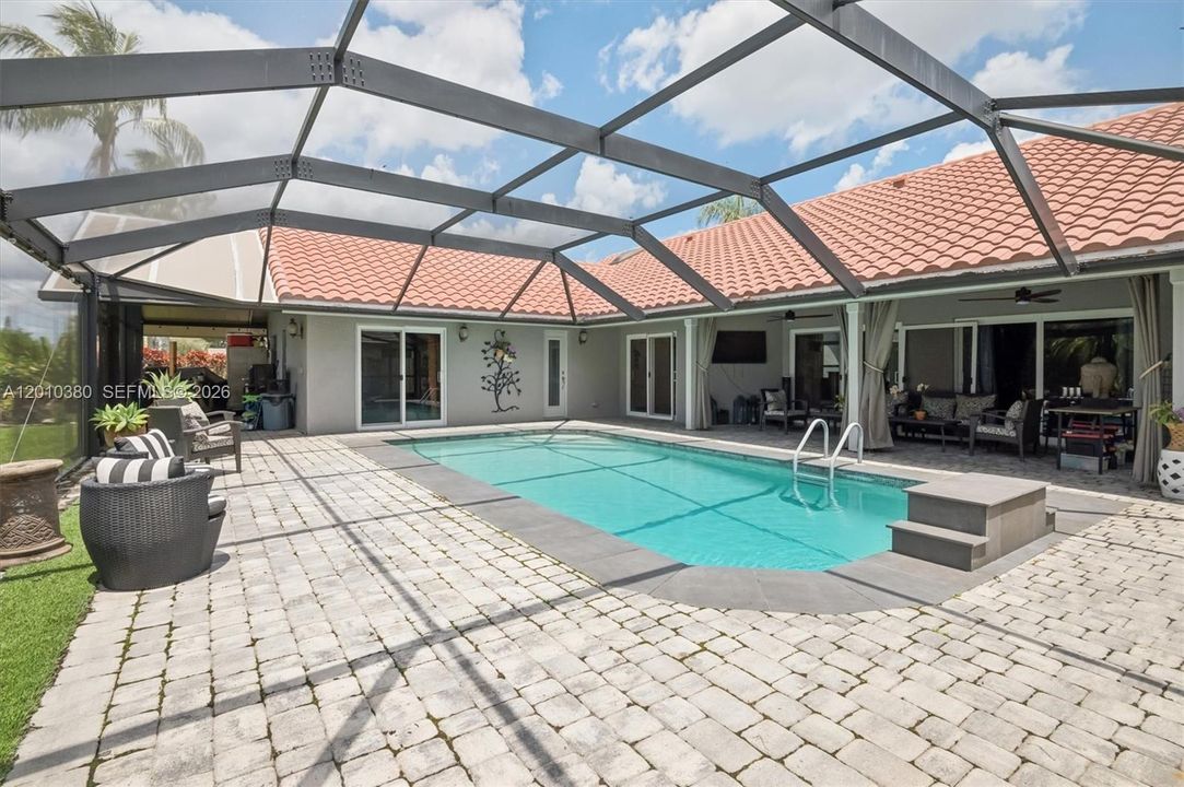 Activo con contrato: $875,000 (4 camas, 2 baños, 2154 Pies cuadrados)