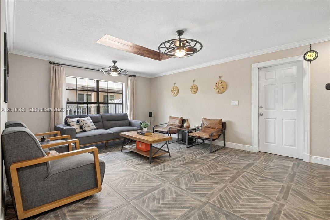 Activo con contrato: $875,000 (4 camas, 2 baños, 2154 Pies cuadrados)