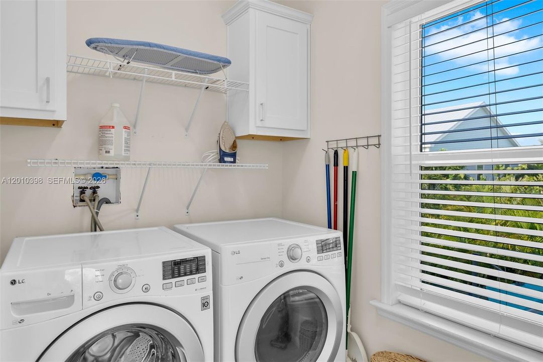 For Sale: $1,195,000 (2 beds, 2 baths, 1350 Square Feet)