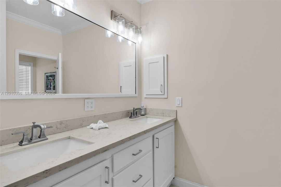 For Sale: $1,195,000 (2 beds, 2 baths, 1350 Square Feet)