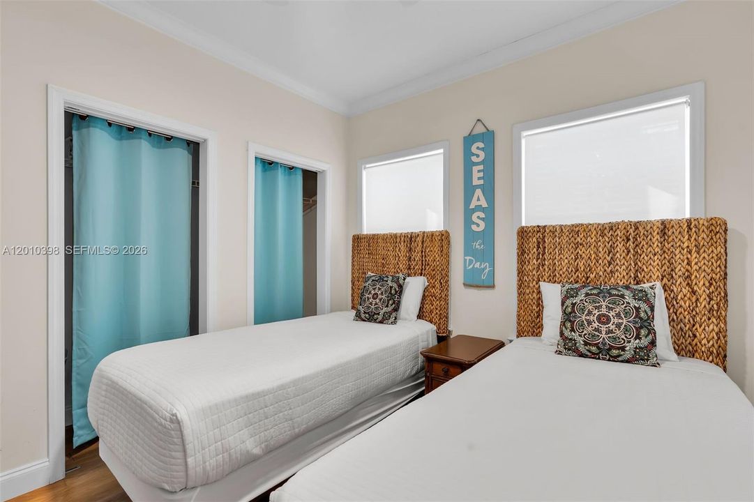 For Sale: $1,195,000 (2 beds, 2 baths, 1350 Square Feet)