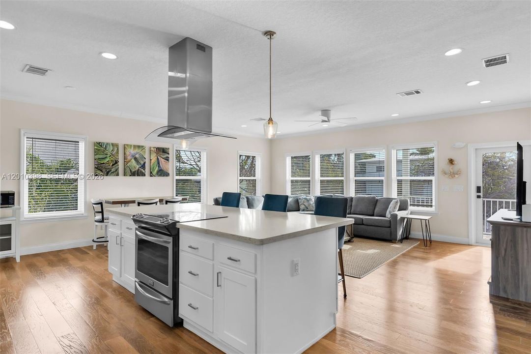 For Sale: $1,195,000 (2 beds, 2 baths, 1350 Square Feet)