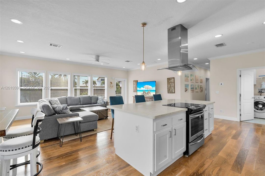 For Sale: $1,195,000 (2 beds, 2 baths, 1350 Square Feet)