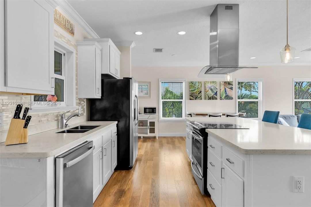For Sale: $1,195,000 (2 beds, 2 baths, 1350 Square Feet)