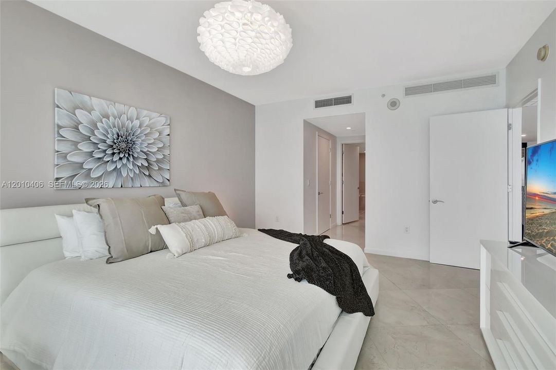 Activo con contrato: $8,900 (2 camas, 3 baños, 1479 Pies cuadrados)