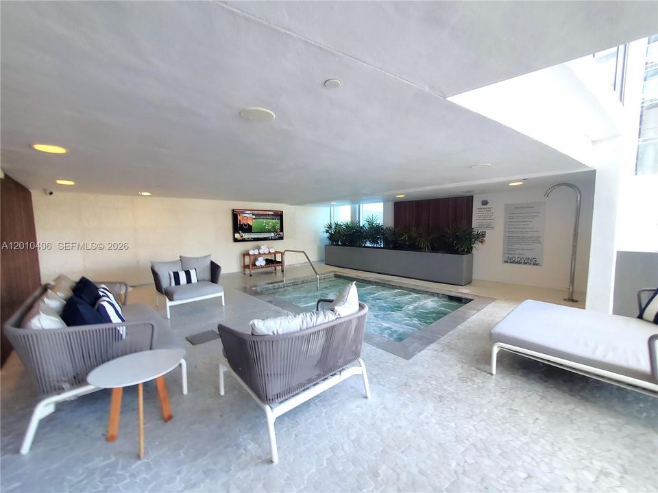Activo con contrato: $8,900 (2 camas, 3 baños, 1479 Pies cuadrados)