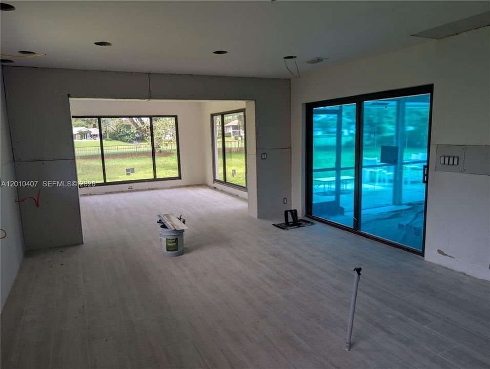 Activo con contrato: $1,590,000 (3 camas, 3 baños, 3008 Pies cuadrados)