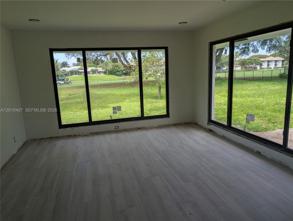 Activo con contrato: $1,590,000 (3 camas, 3 baños, 3008 Pies cuadrados)