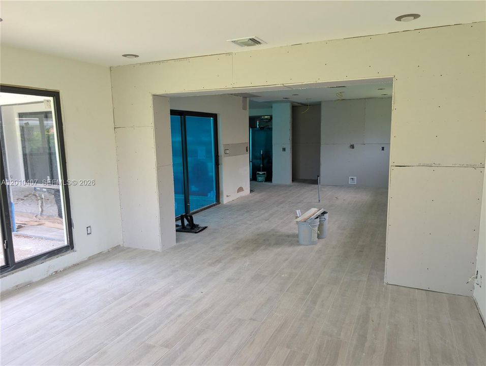 Activo con contrato: $1,590,000 (3 camas, 3 baños, 3008 Pies cuadrados)
