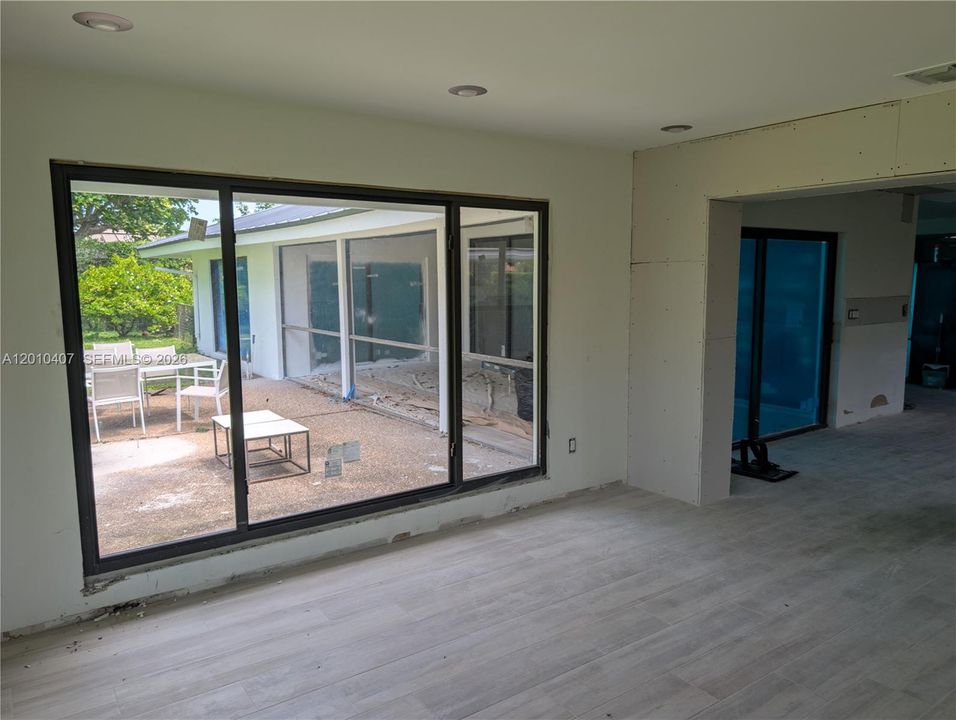 Activo con contrato: $1,590,000 (3 camas, 3 baños, 3008 Pies cuadrados)