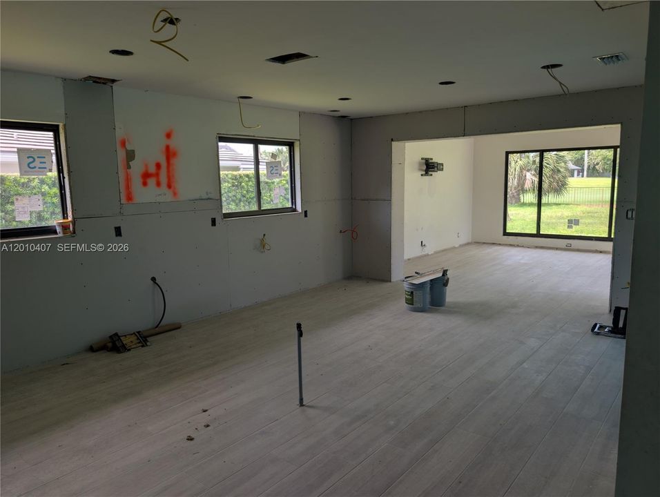 Activo con contrato: $1,590,000 (3 camas, 3 baños, 3008 Pies cuadrados)
