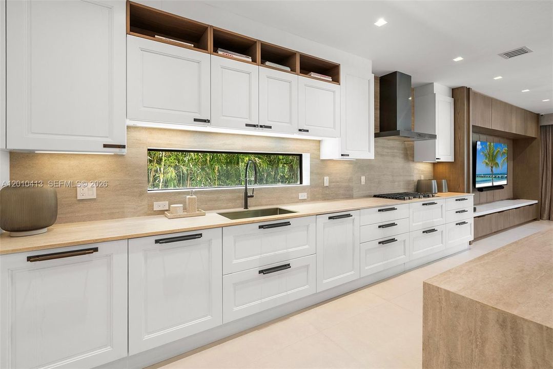 For Sale: $11,995,000 (6 beds, 8 baths, 6263 Square Feet)