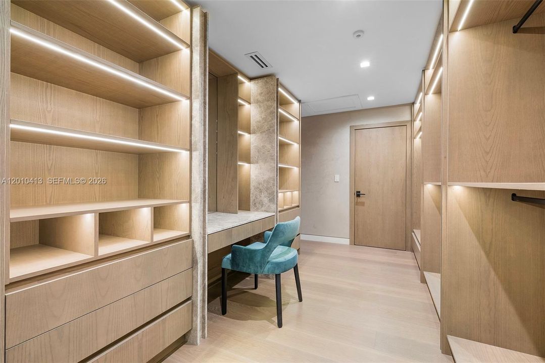 For Sale: $11,995,000 (6 beds, 8 baths, 6263 Square Feet)