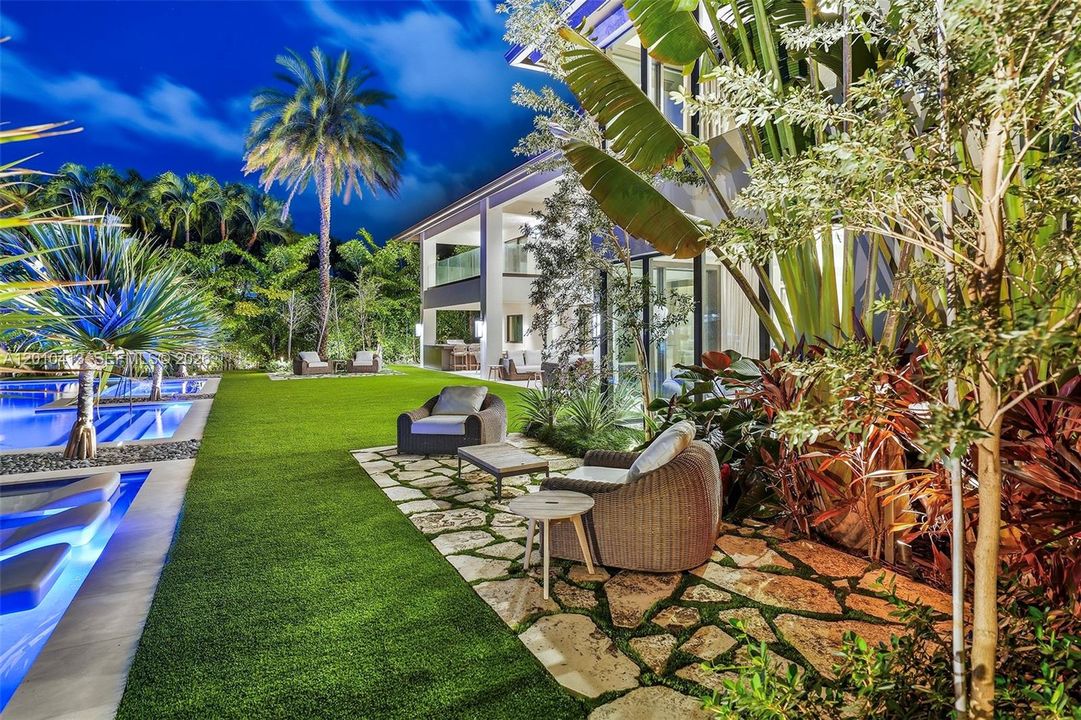 For Sale: $11,995,000 (6 beds, 8 baths, 6263 Square Feet)