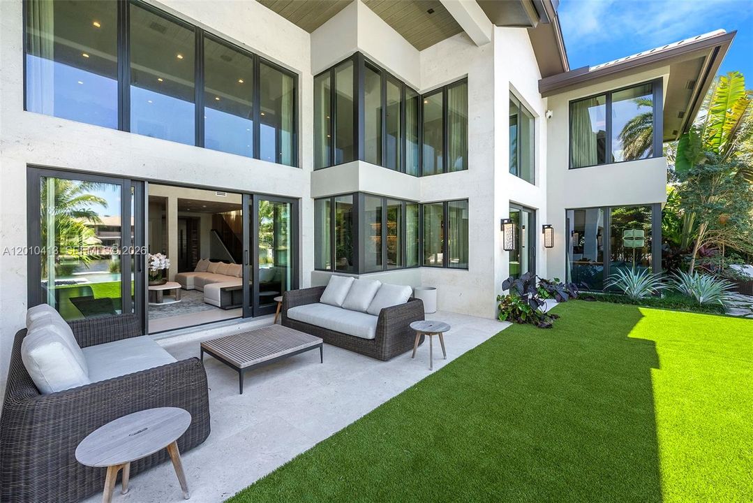 For Sale: $11,995,000 (6 beds, 8 baths, 6263 Square Feet)