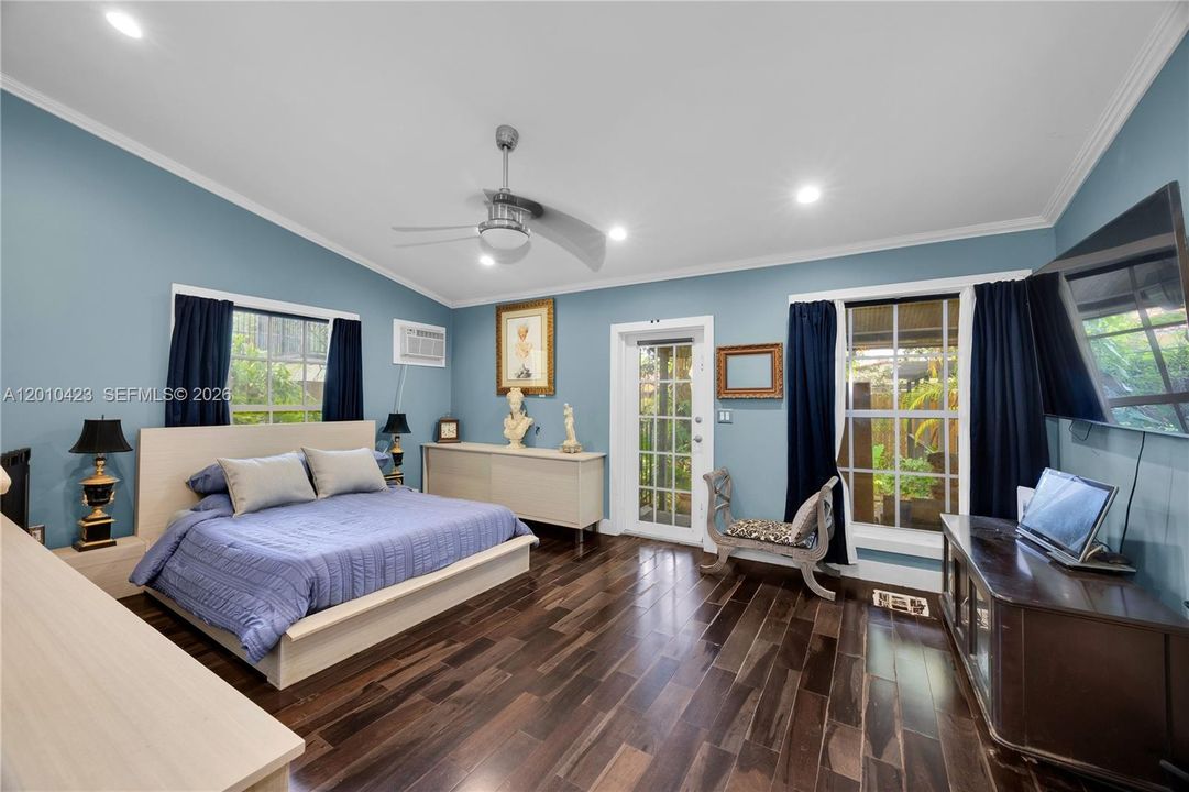 For Sale: $2,799,000 (6 beds, 5 baths, 3107 Square Feet)