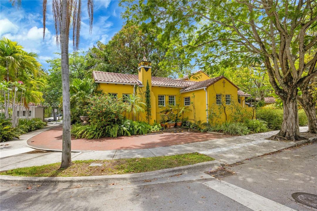 For Sale: $2,799,000 (6 beds, 5 baths, 3107 Square Feet)