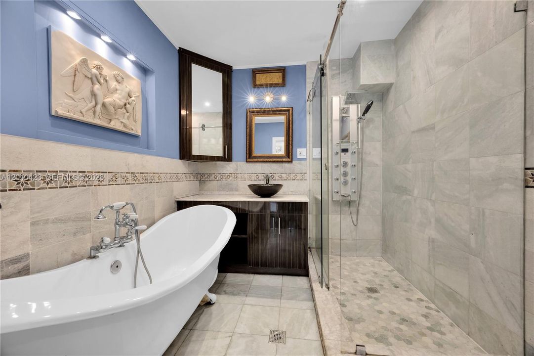 For Sale: $2,799,000 (6 beds, 5 baths, 3107 Square Feet)