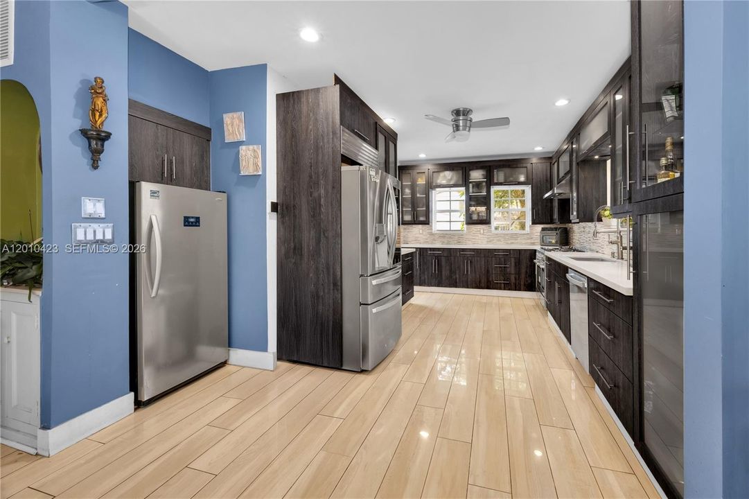 For Sale: $2,799,000 (6 beds, 5 baths, 3107 Square Feet)