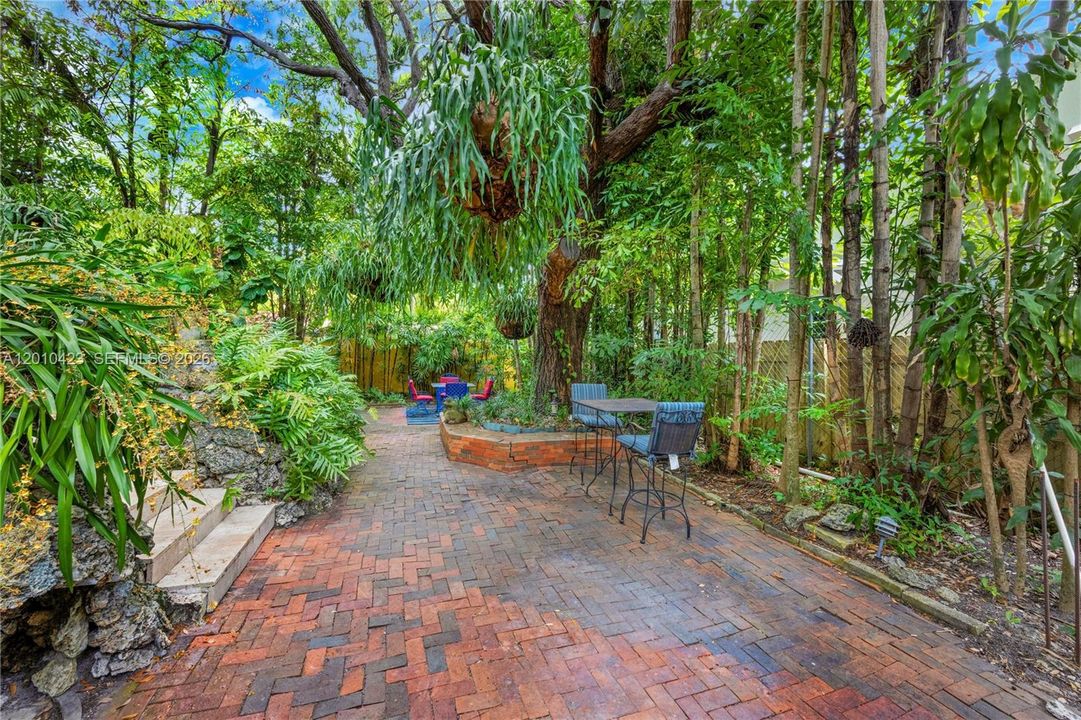 For Sale: $2,799,000 (6 beds, 5 baths, 3107 Square Feet)