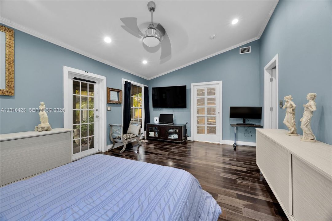 For Sale: $2,799,000 (6 beds, 5 baths, 3107 Square Feet)