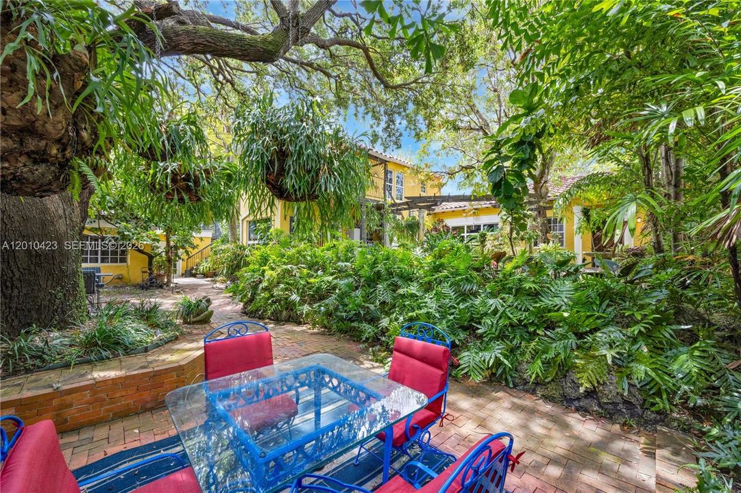 For Sale: $2,799,000 (6 beds, 5 baths, 3107 Square Feet)