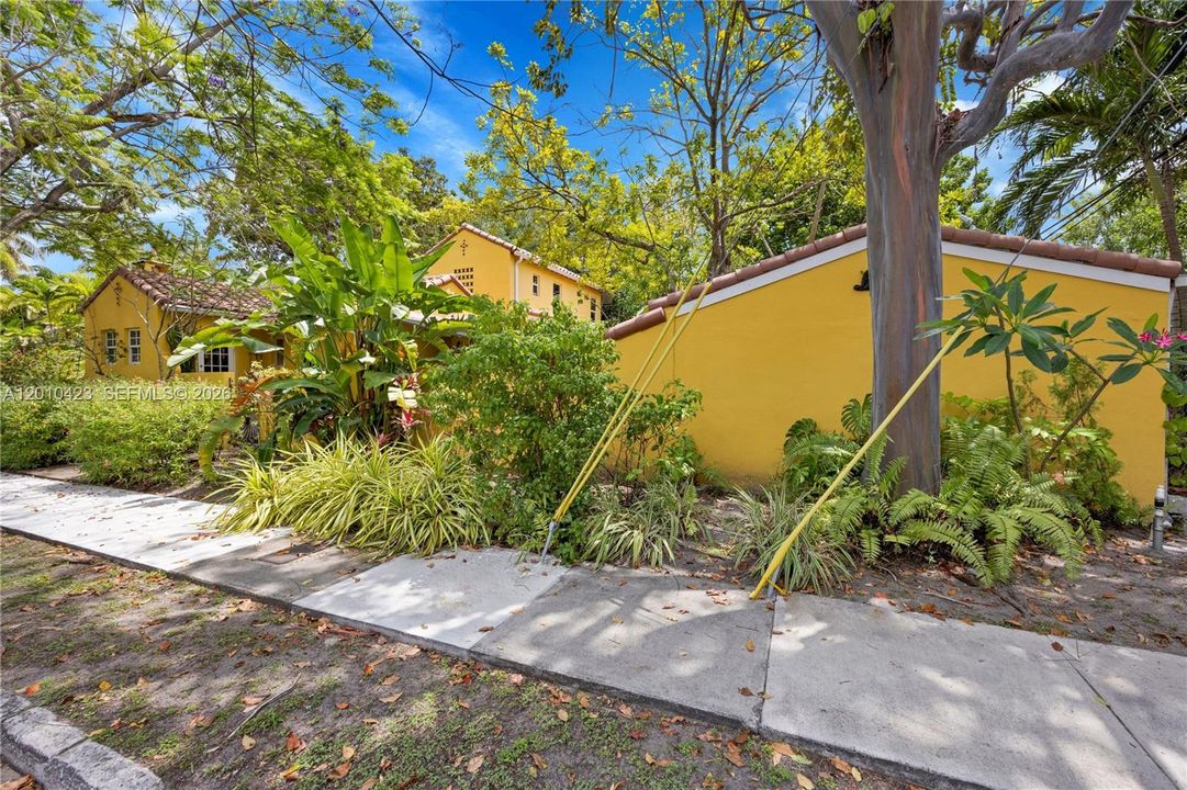 For Sale: $2,799,000 (6 beds, 5 baths, 3107 Square Feet)