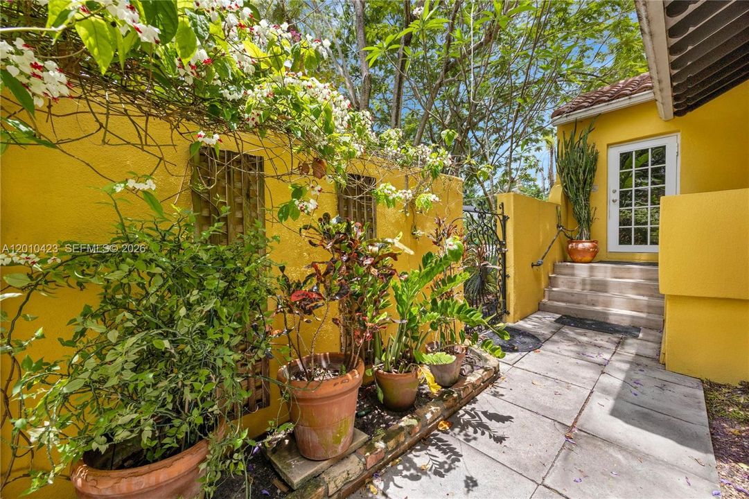 For Sale: $2,799,000 (6 beds, 5 baths, 3107 Square Feet)