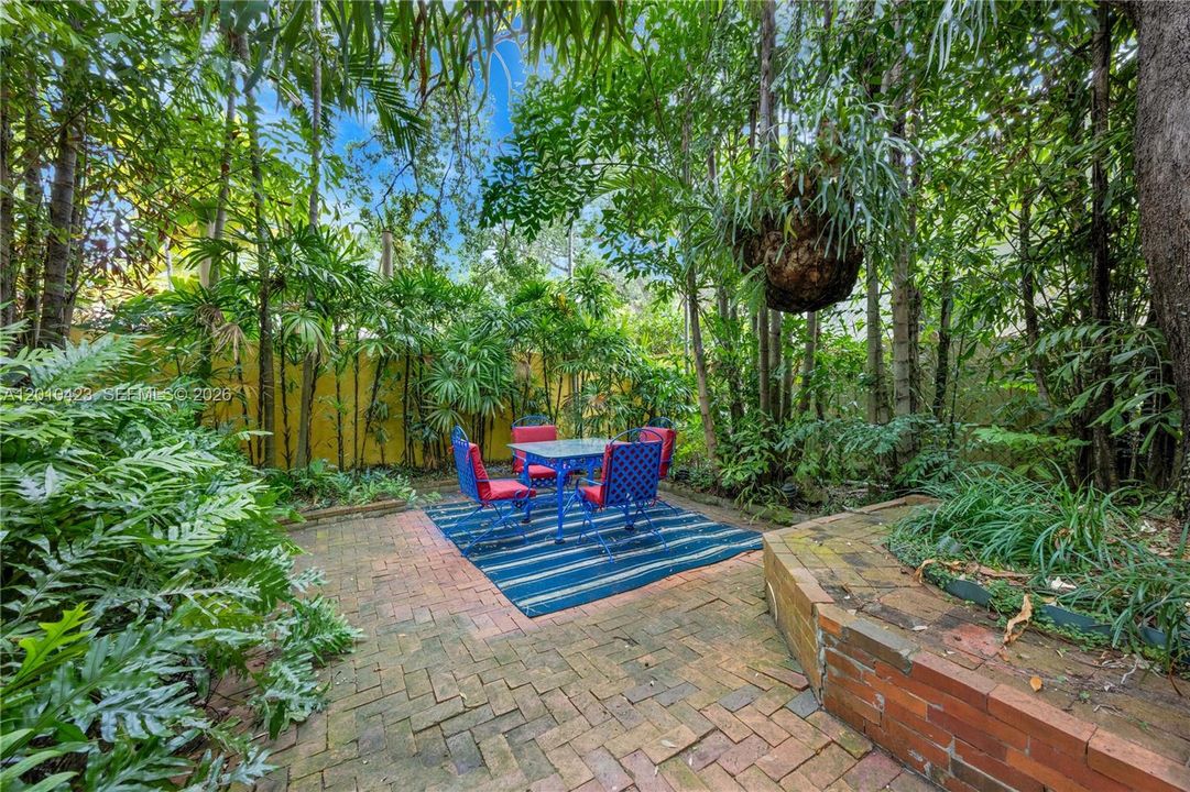 For Sale: $2,799,000 (6 beds, 5 baths, 3107 Square Feet)