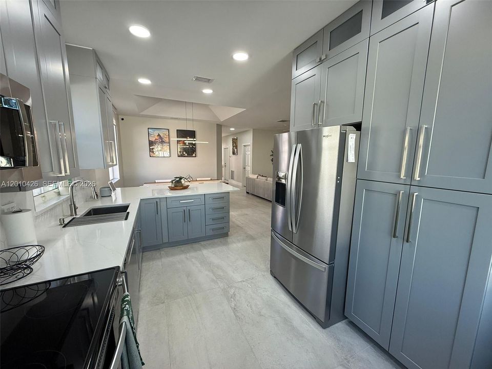 Active With Contract: $550,000 (3 beds, 2 baths, 1469 Square Feet)