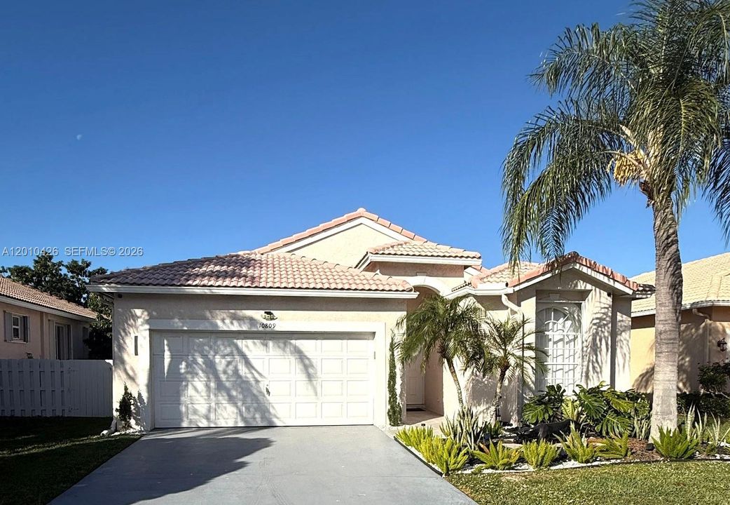 Active With Contract: $550,000 (3 beds, 2 baths, 1469 Square Feet)