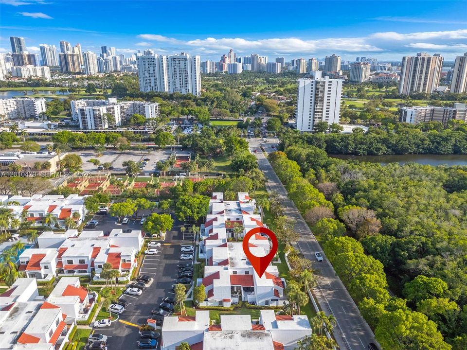 Под контрактом: $450,000 (3 спален, 3 ванн, 1365 Квадратных фут)