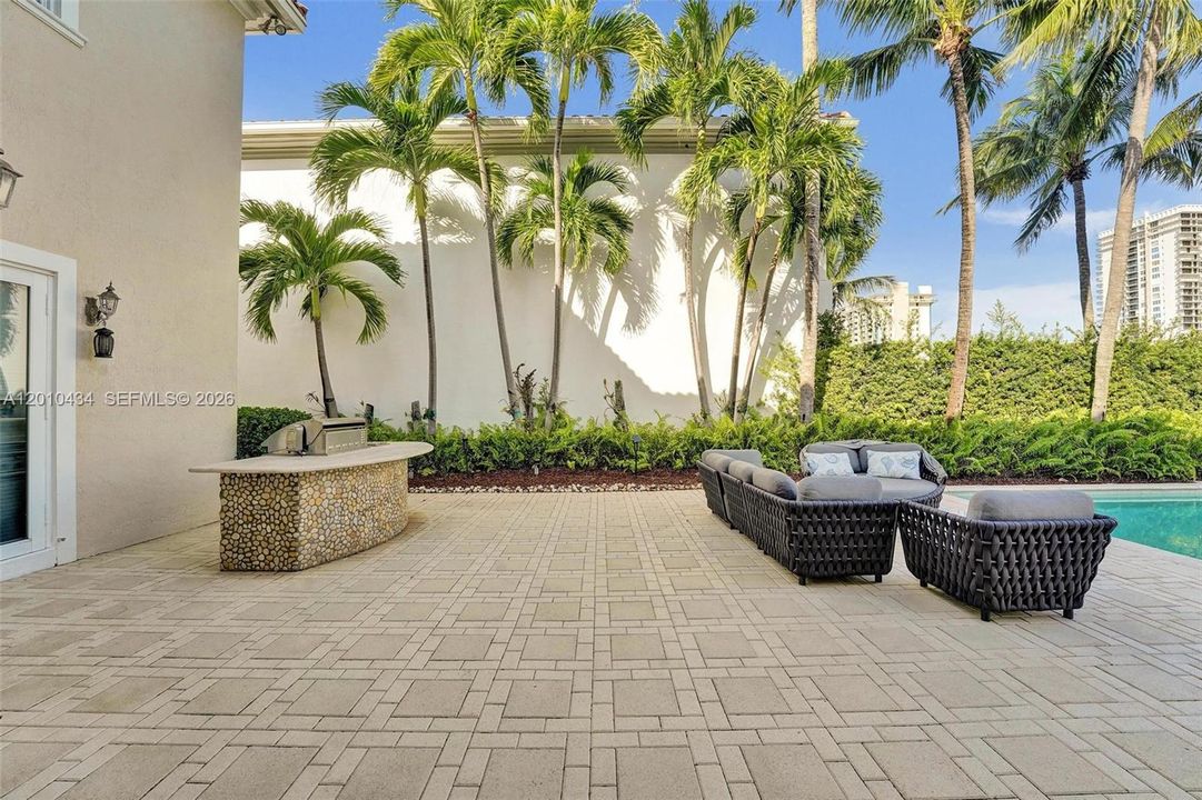 For Rent: $20,000 (5 beds, 4 baths, 4138 Square Feet)