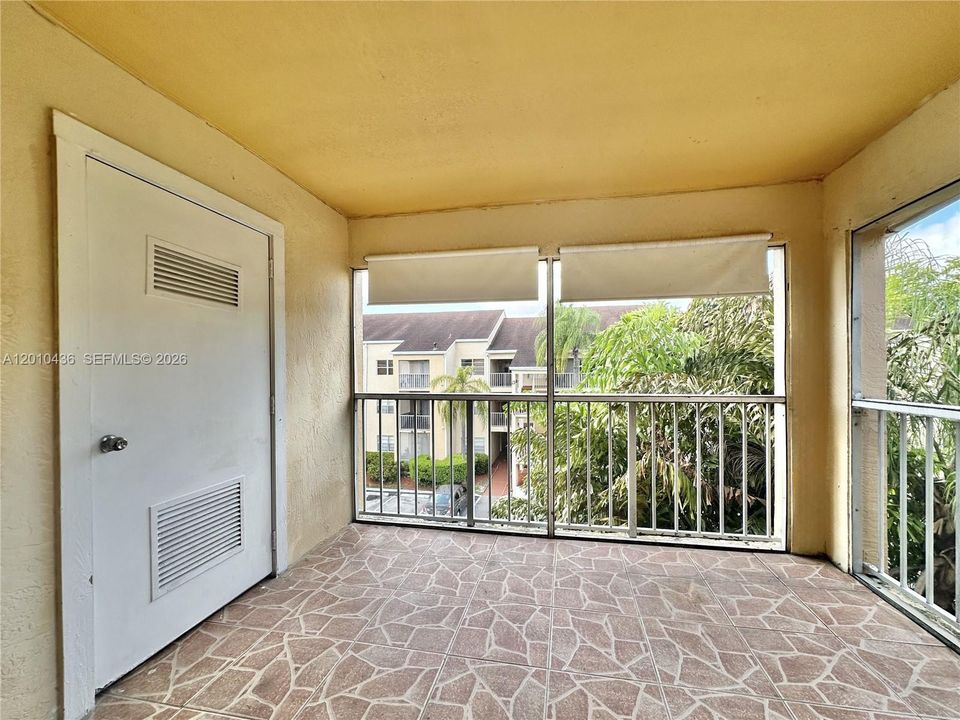 For Rent: $1,800 (1 beds, 1 baths, 693 Square Feet)