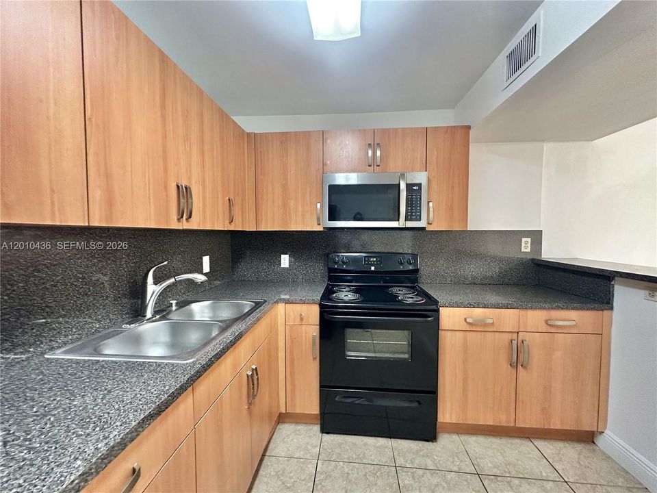 For Rent: $1,800 (1 beds, 1 baths, 693 Square Feet)
