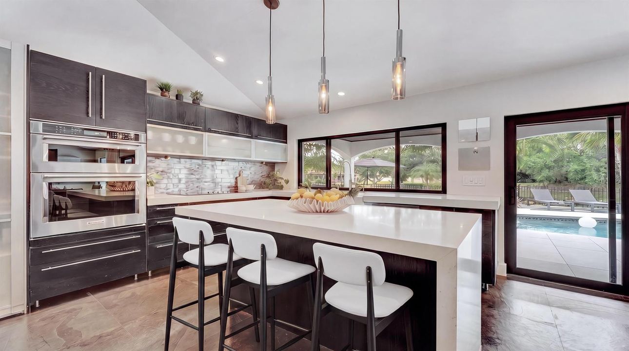 Breakfast bar with half waterfall