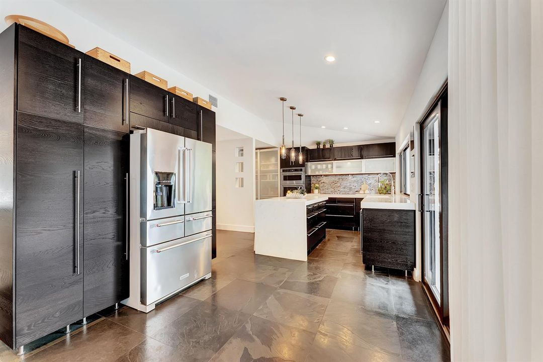 Breakfast bar and pantry
