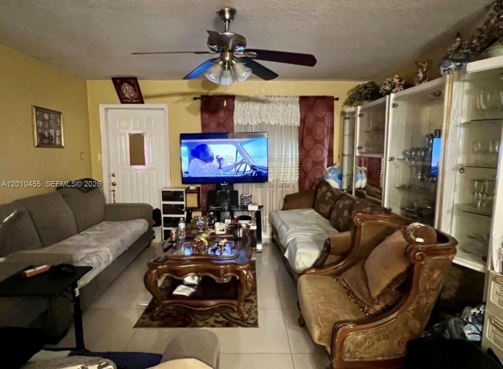 En Venta: $345,000 (4 camas, 2 baños, 1400 Pies cuadrados)