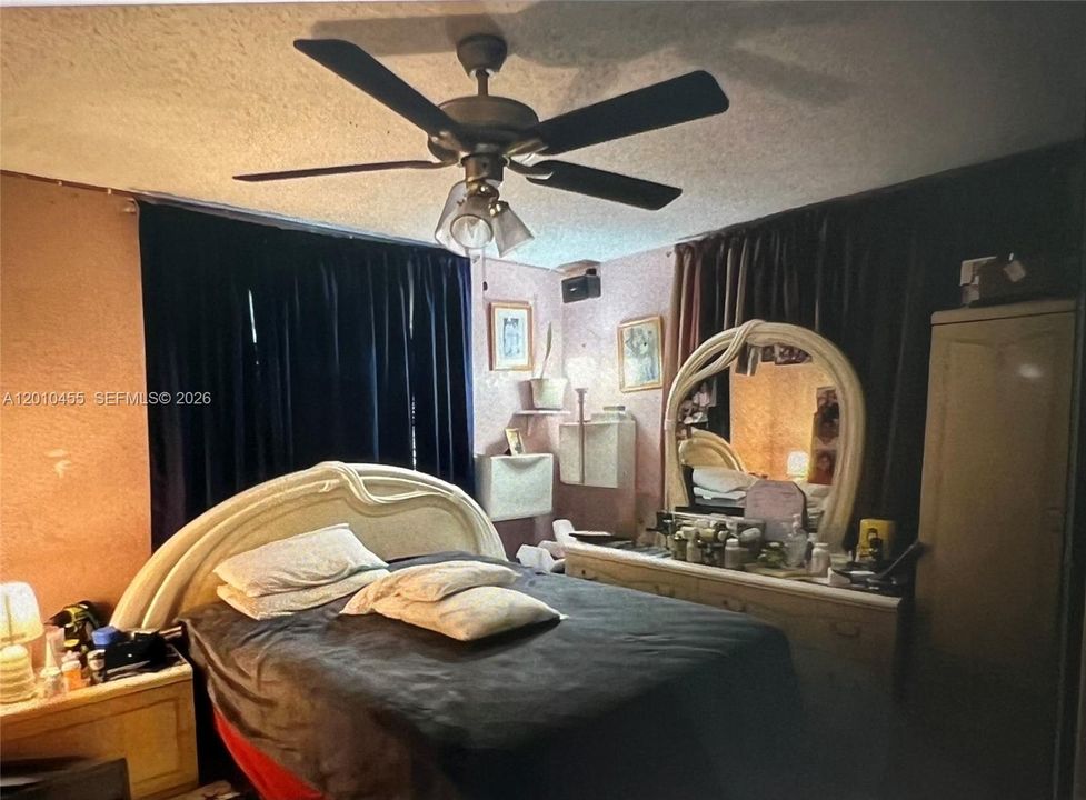 En Venta: $345,000 (4 camas, 2 baños, 1400 Pies cuadrados)