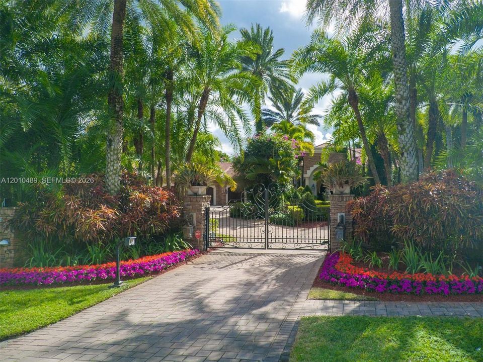 For Sale: $4,999,999 (6 beds, 6 baths, 6258 Square Feet)
