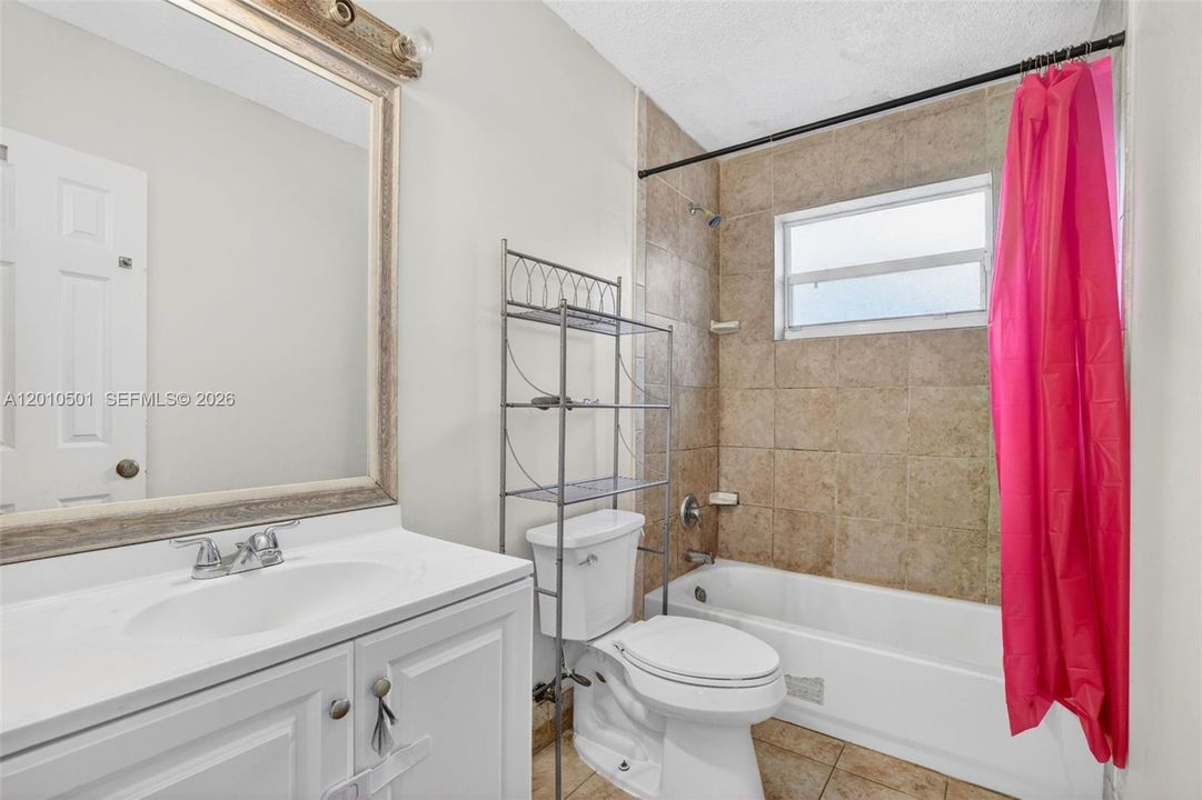 Activo con contrato: $350,000 (4 camas, 1 baños, 1125 Pies cuadrados)