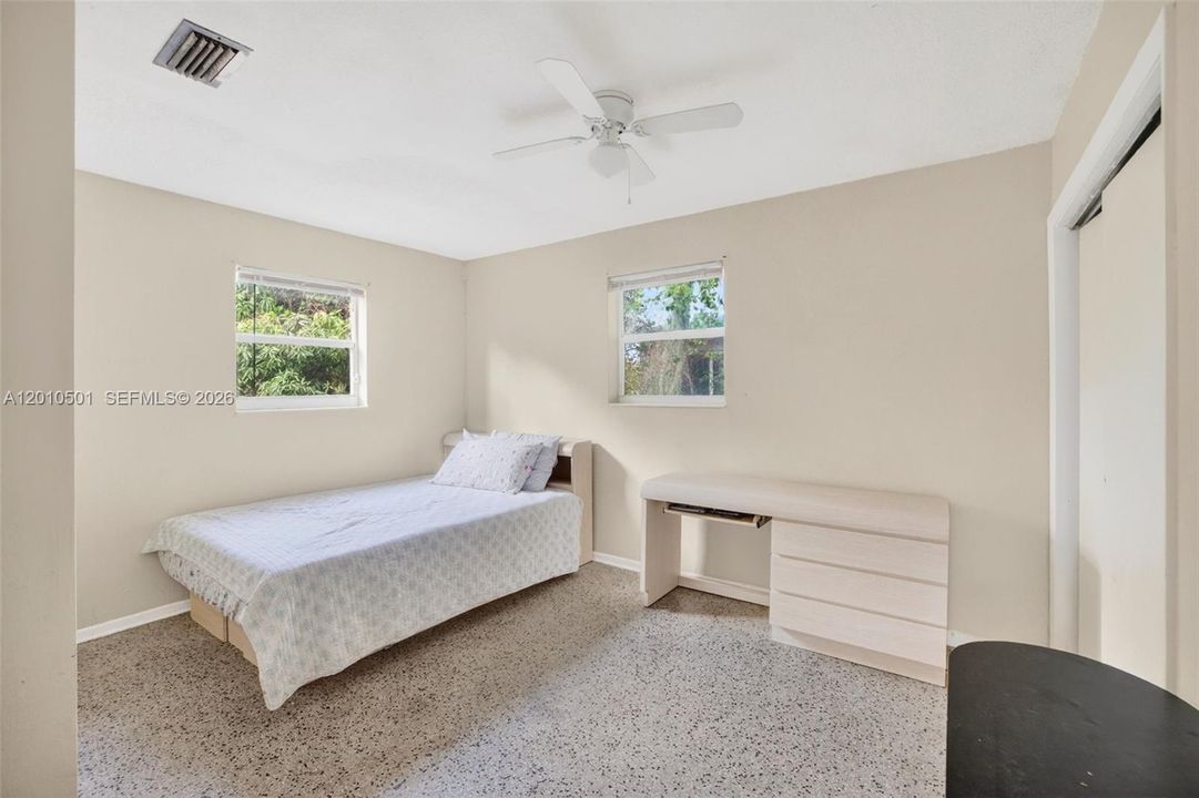Activo con contrato: $350,000 (4 camas, 1 baños, 1125 Pies cuadrados)