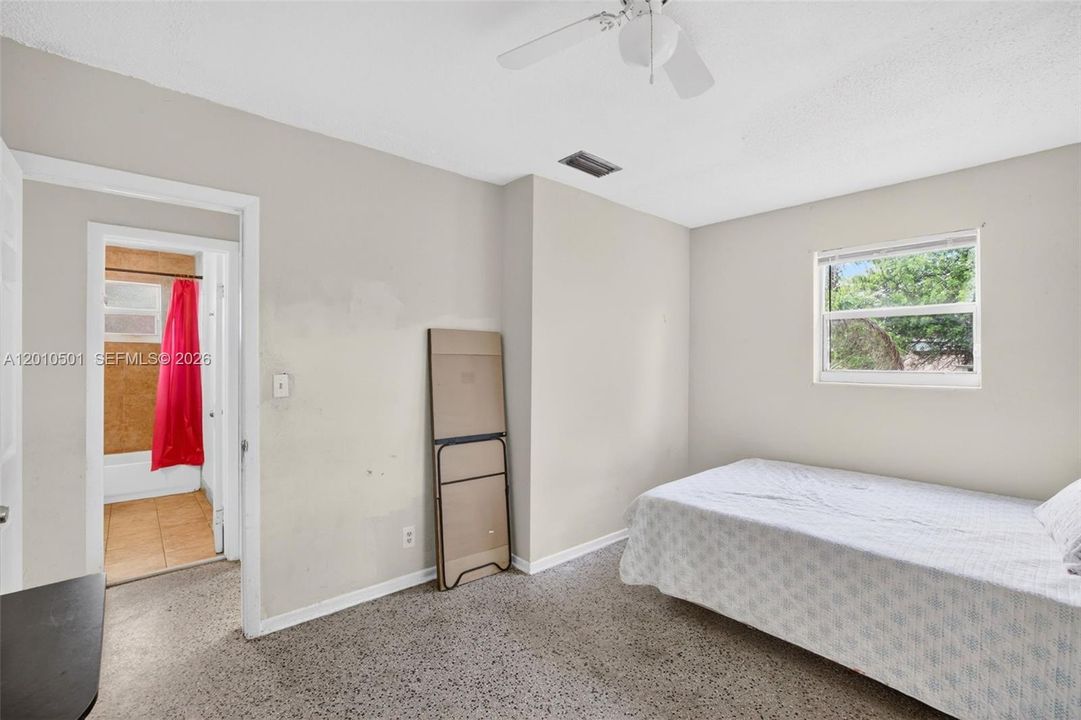 Activo con contrato: $350,000 (4 camas, 1 baños, 1125 Pies cuadrados)