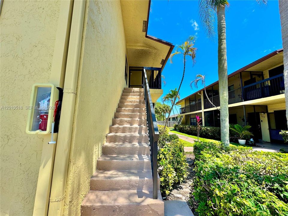 Active With Contract: $2,000 (2 beds, 2 baths, 760 Square Feet)