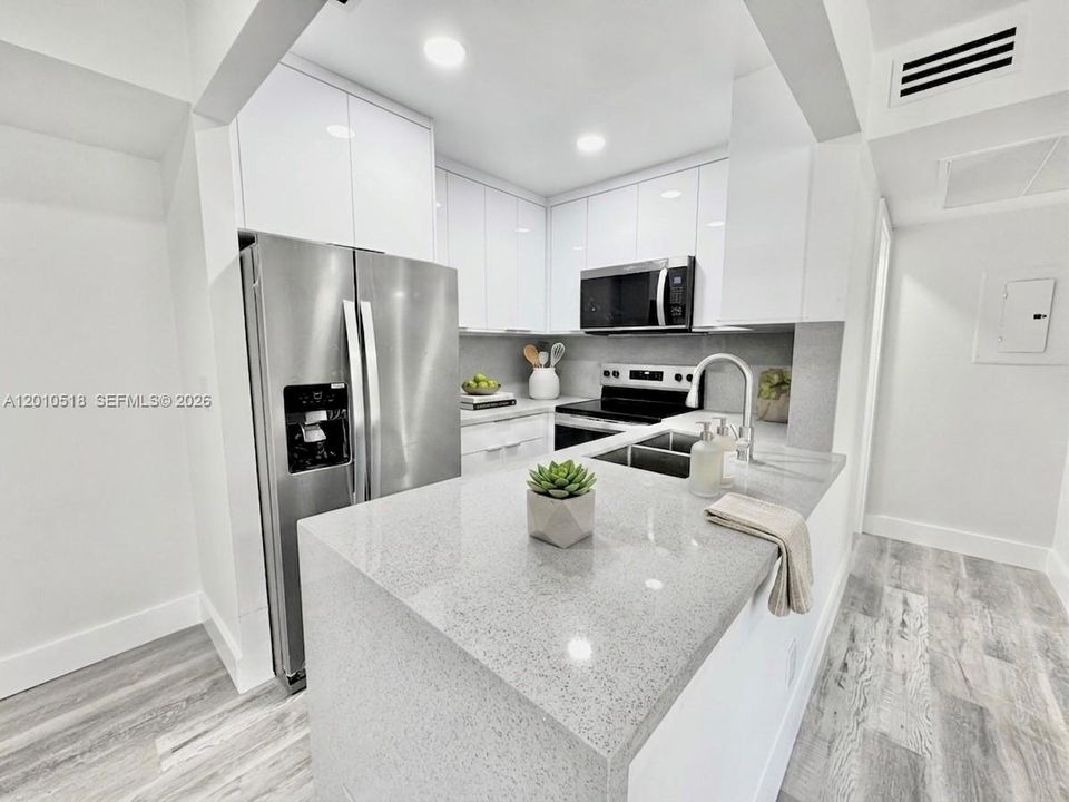 Active With Contract: $2,000 (2 beds, 2 baths, 760 Square Feet)