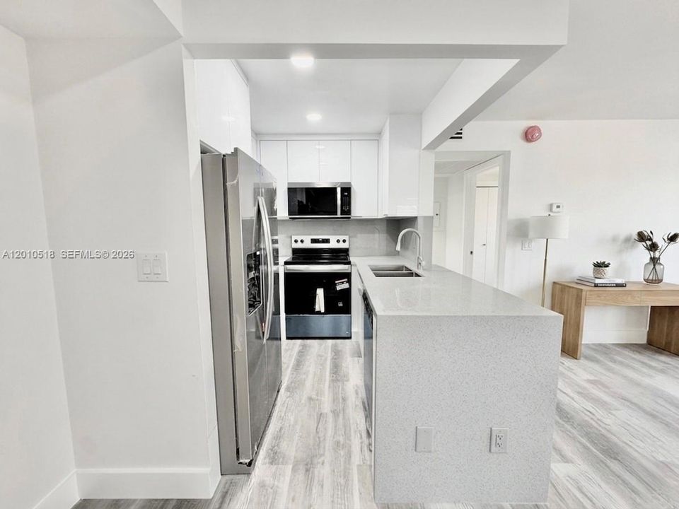 Active With Contract: $2,000 (2 beds, 2 baths, 760 Square Feet)