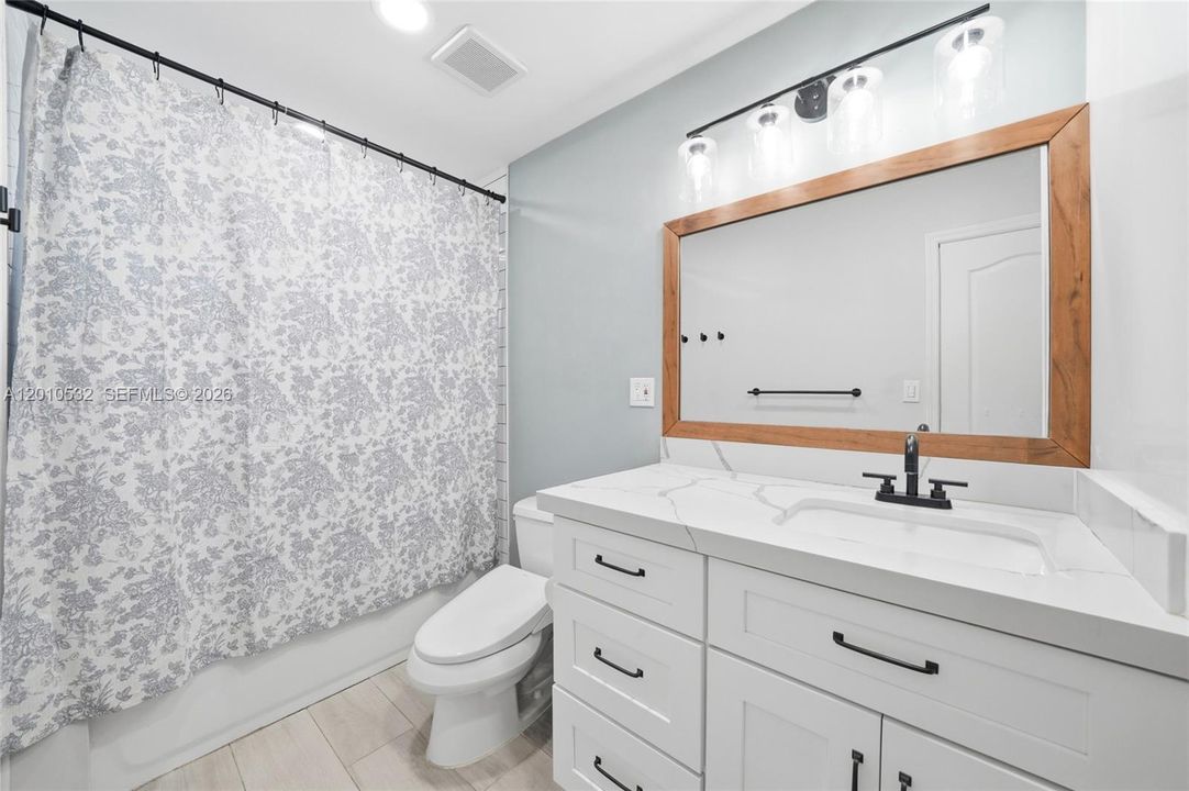 Activo con contrato: $1,195,000 (4 camas, 2 baños, 2590 Pies cuadrados)