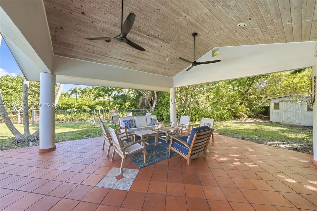 Activo con contrato: $1,195,000 (4 camas, 2 baños, 2590 Pies cuadrados)