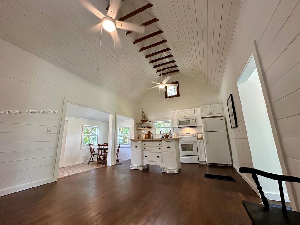 For Sale: $399,995 (1 beds, 2 baths, 989 Square Feet)